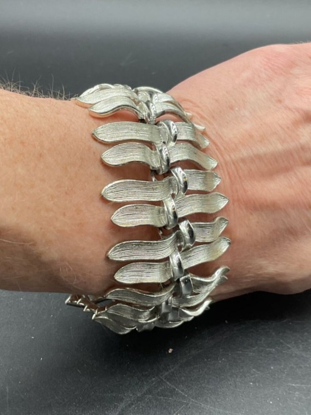 Vintage Brushed Silver Tone Lisner Leaf Bracelet 7" Elegant Design